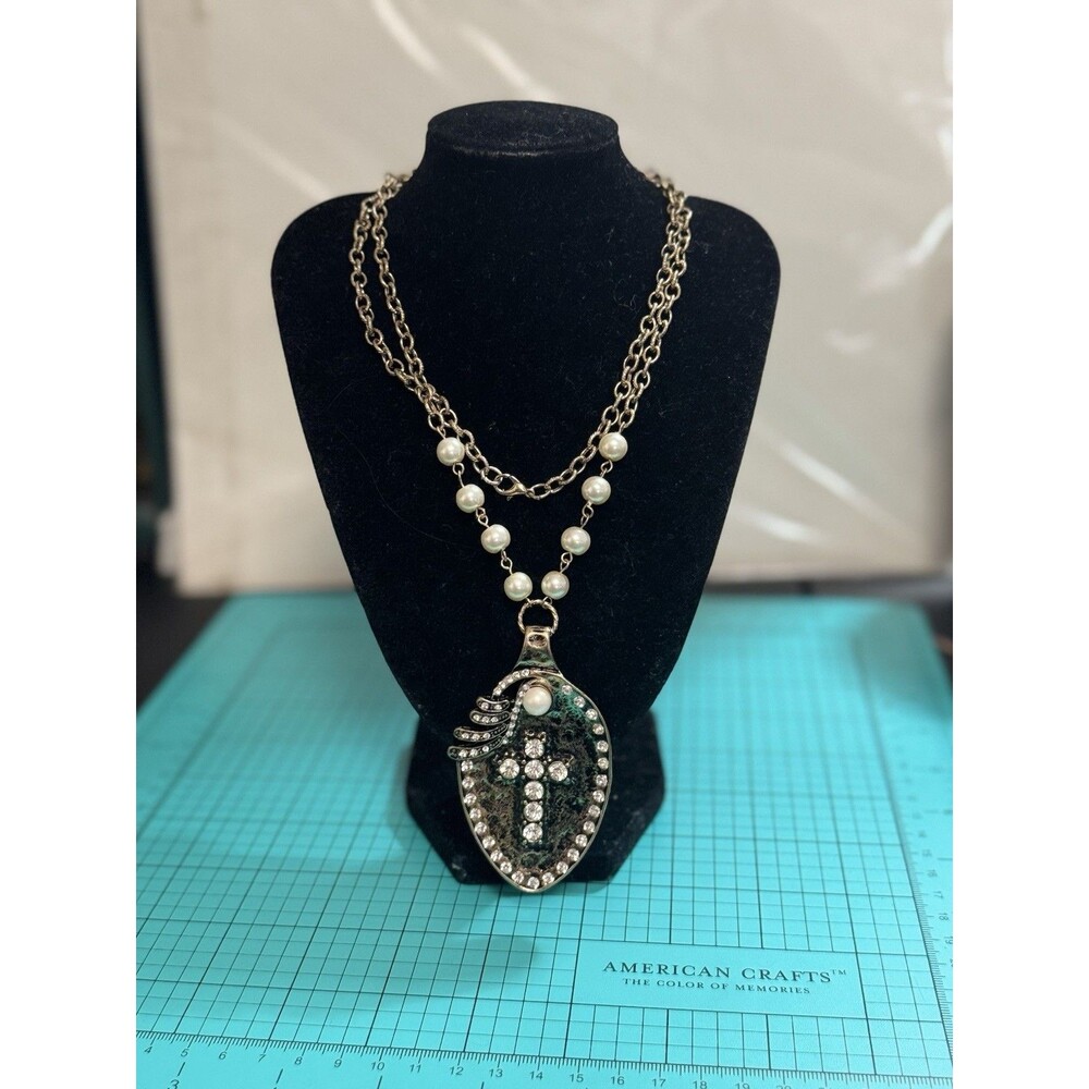 18” Western Styler Fashion Necklace Featuring A Feather Spooned Rhinestone Cross